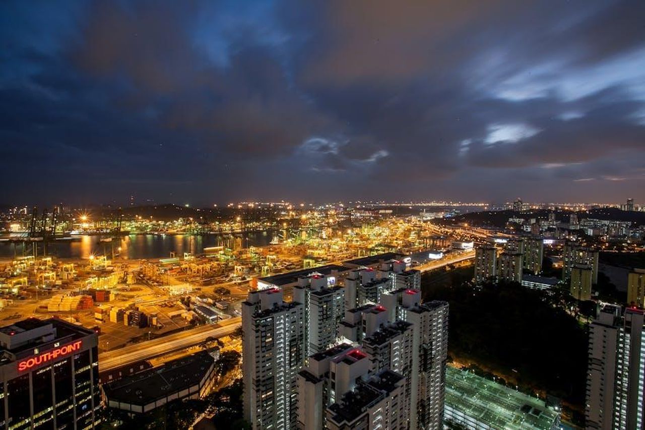 Collaborazione_nelle_industrie_future_e_infrastrutture_energetiche_i6uAAsTZfZ - Veicoli24 Source: Pixabay - pexels - Stunning aerial view of a cityscape at night with skyscrapers and illuminated harbor.