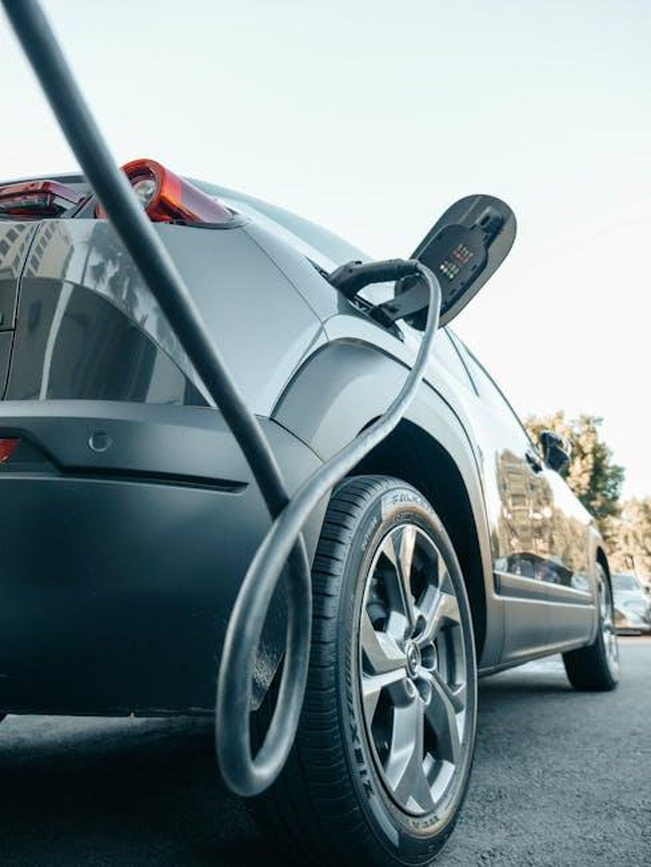 Collaborazione_tra_EVgo_e_Toyota_w9ye1XbWUl - Veicoli24 Source: Kindel Media - pexels - Close-up of an electric car charging at a modern charging station, showcasing clean energy technology.