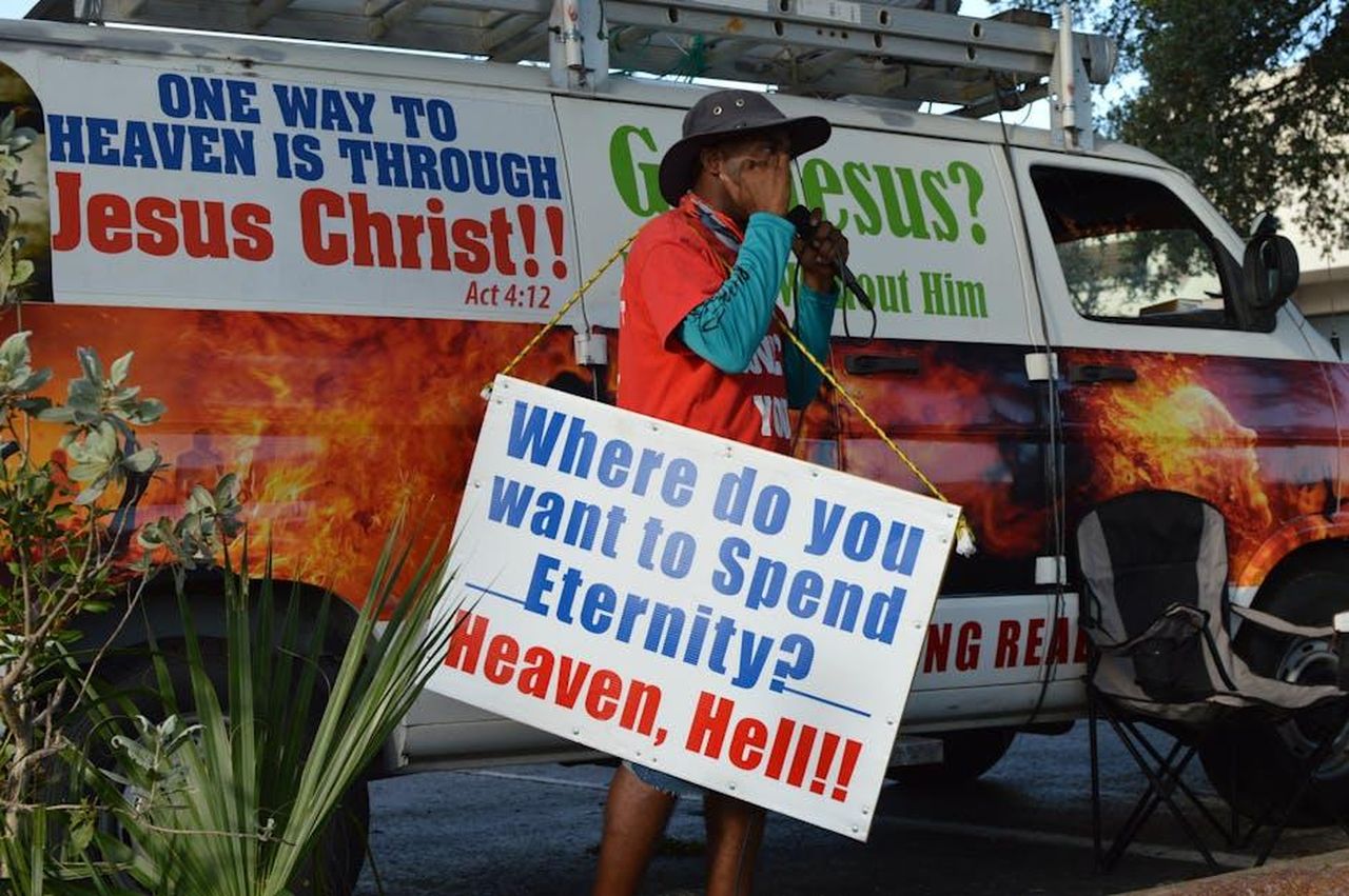 Collaborazioni_e_soluzioni_di_conversione_SdmWaIFUao - Veicoli24 Source: Soul Winners For Christ - pexels - A street preacher delivers a message about salvation and eternity with a bold van poster.