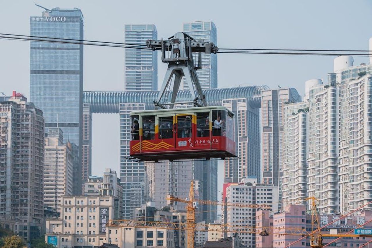 Comfort_di_guida_con_sospensioni_MultiLink_uzBGSalrkO - Veicoli24 Source: L JY - pexels - Chongqing's iconic cable car traversing the skyline, showcasing urban architecture.