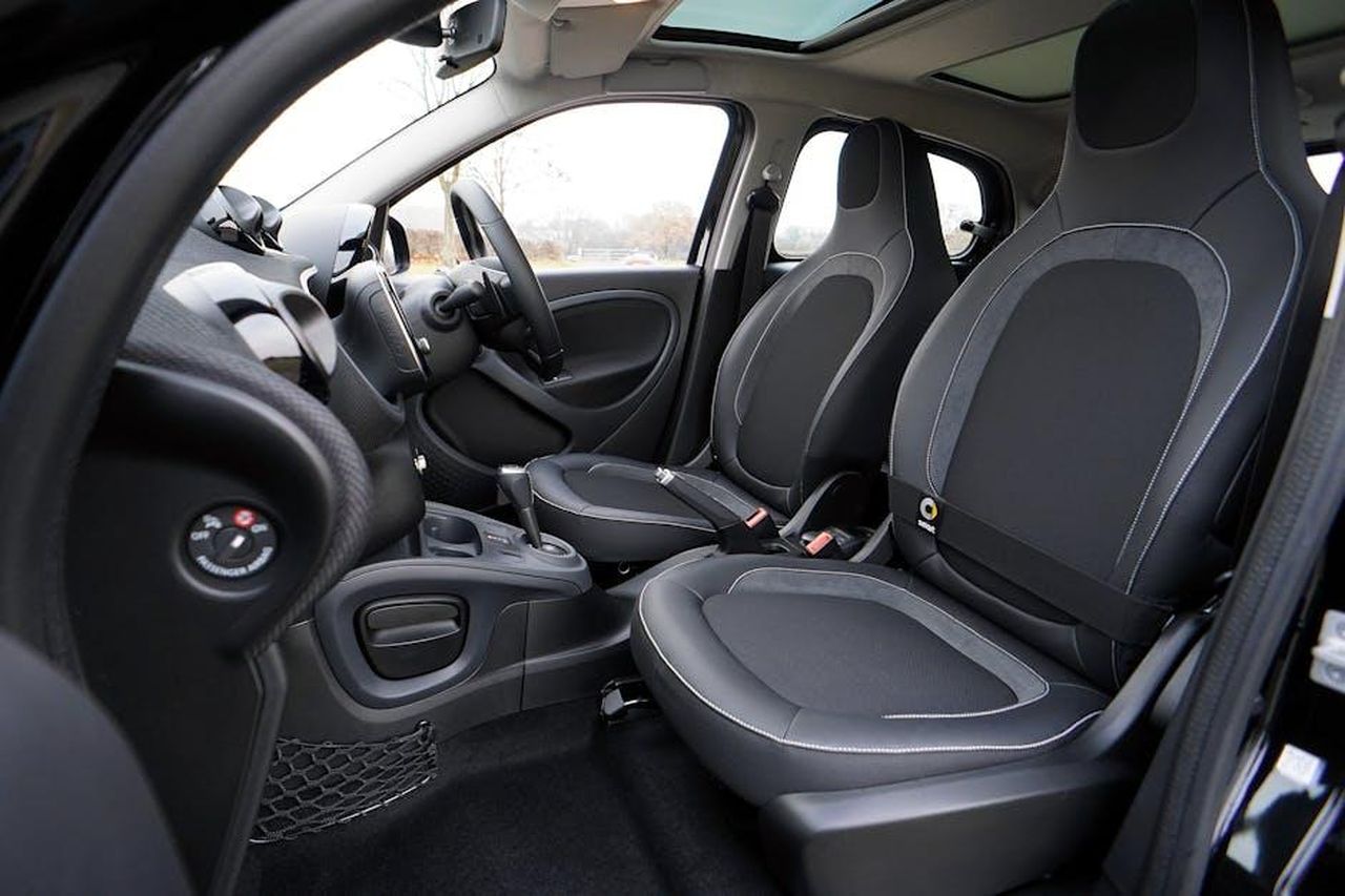 Comfort_e_qualit_della_Lucid_Air_2025_mPVesGvlls - Veicoli24 Source: Mike Bird - pexels - Explore the sleek interior of a modern luxury car featuring leather seats and advanced technology.