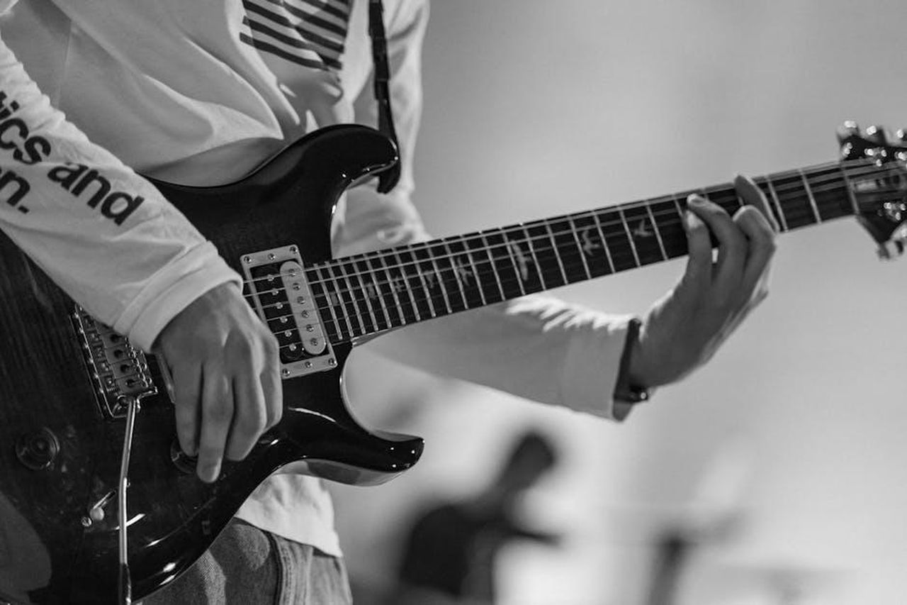 Commenti_dei_protagonisti_del_concerto_GQpM6wMiRr - Veicoli24 Source: Biekir - pexels - Artistic black and white photo of a musician playing an electric guitar, emphasizing creativity.