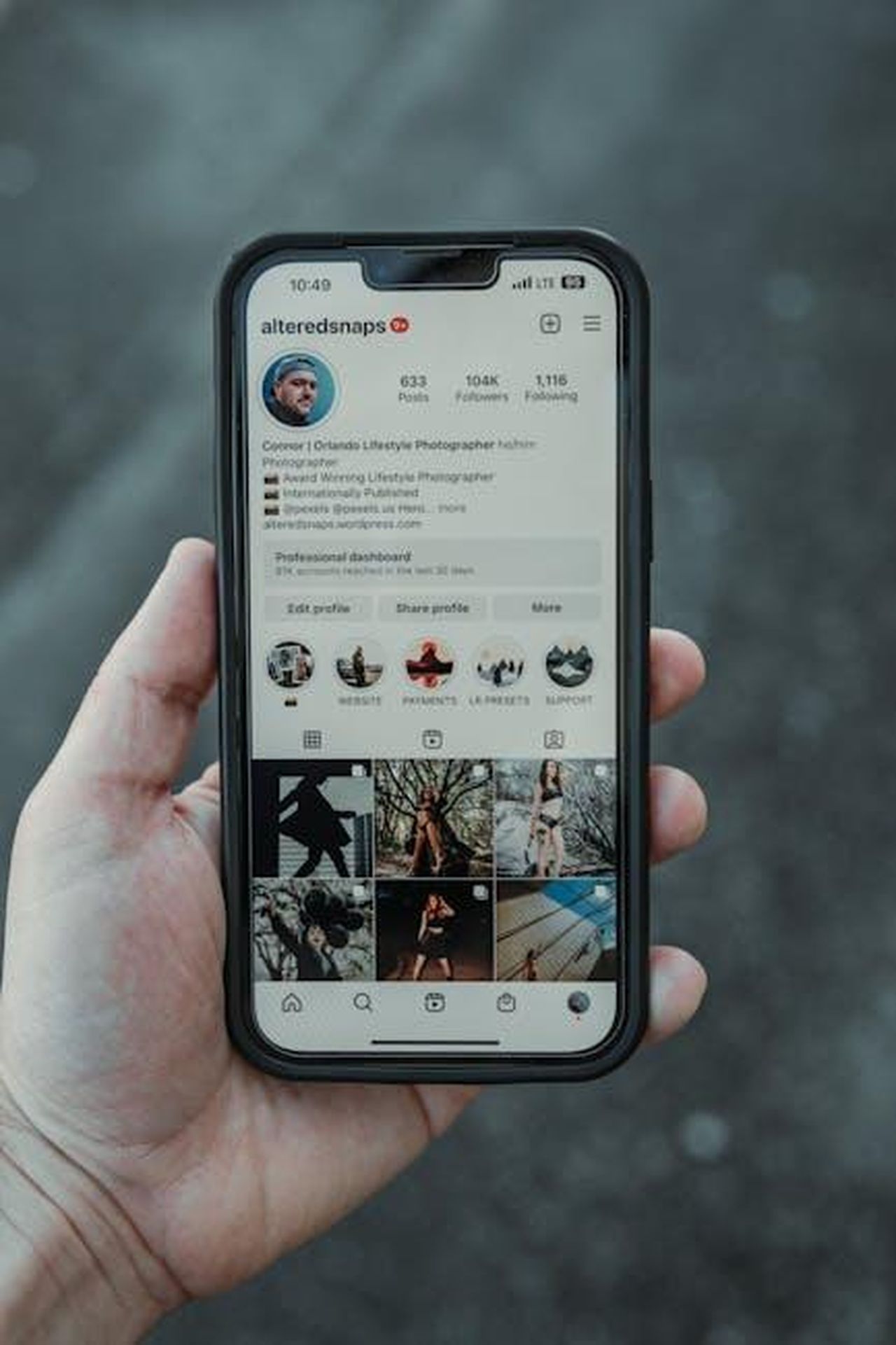Commenti_dopo_le_12h_di_Sebring_jniqaHPB9o - Veicoli24 Source: Connor McManus - pexels - Hand holding smartphone displaying Instagram profile in vertical shot.
