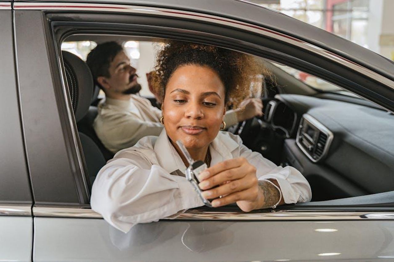 Consiglio_per_lacquisto_YX29BH7rRI - Veicoli24 Source: Antoni Shkraba - pexels - A man and woman in a car, showing car keys, symbolizing freedom and driving adventure.