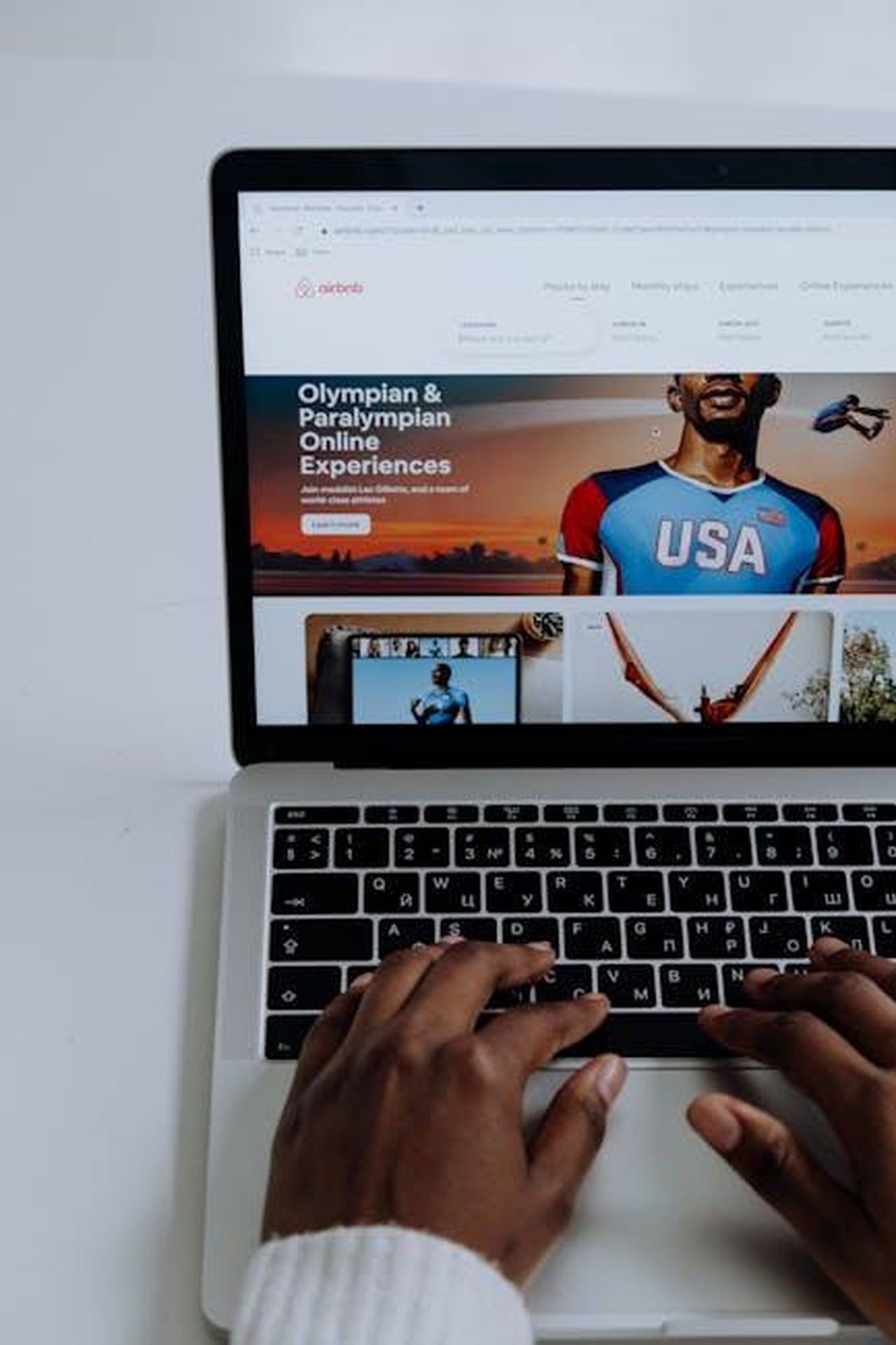 Contributo_della_campagna_UAOA_di_FIA_o9gO1yQJgt - Veicoli24 Source: cottonbro studio - pexels - Hands using a laptop to browse online Olympic and Paralympic experiences.