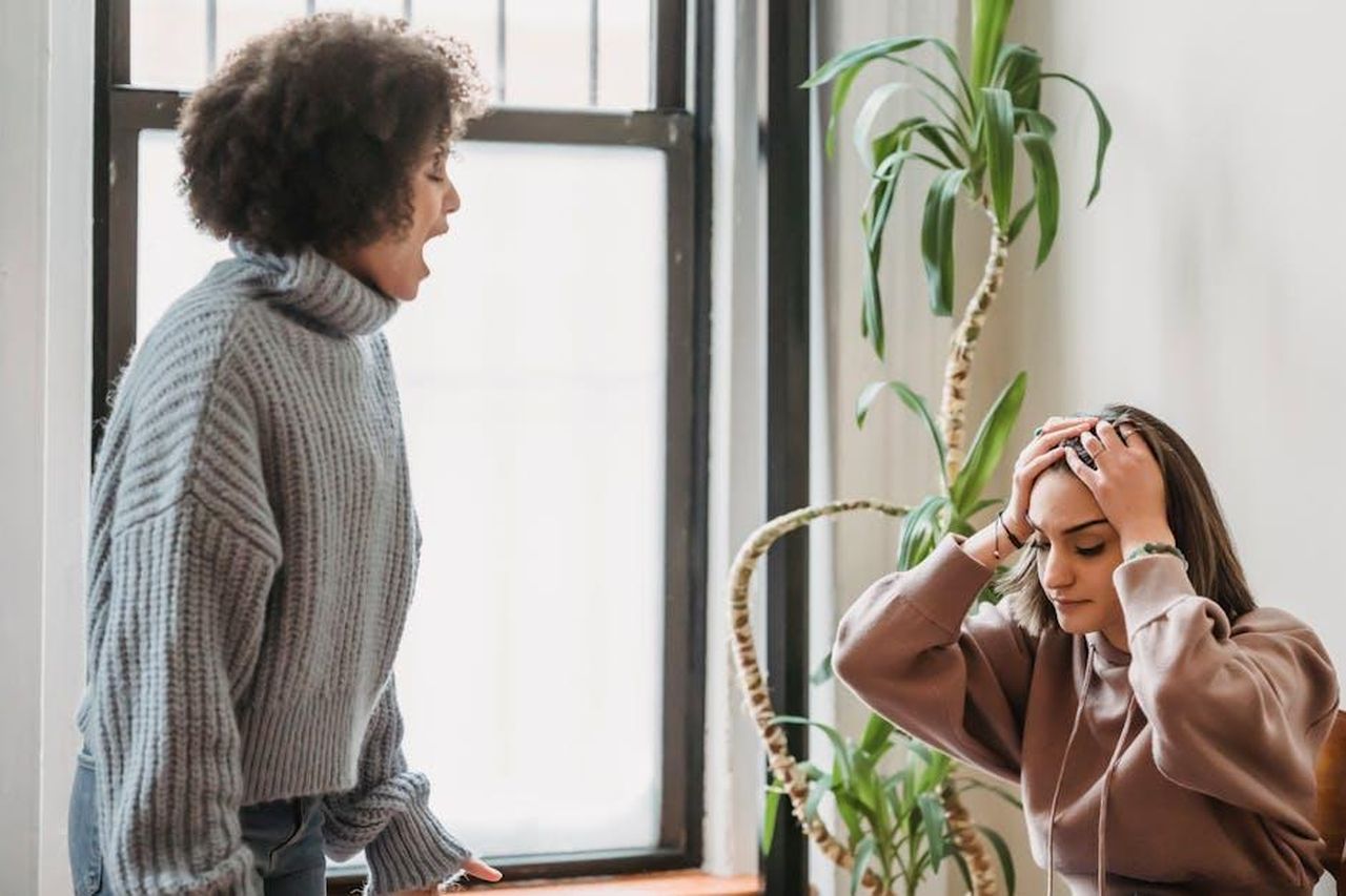 Cosa_non_ci_piace_JD3pZS4XyO - Veicoli24 Source: Liza Summer - pexels - A heated argument between two women in a sunlit room, expressing disagreement and frustration.