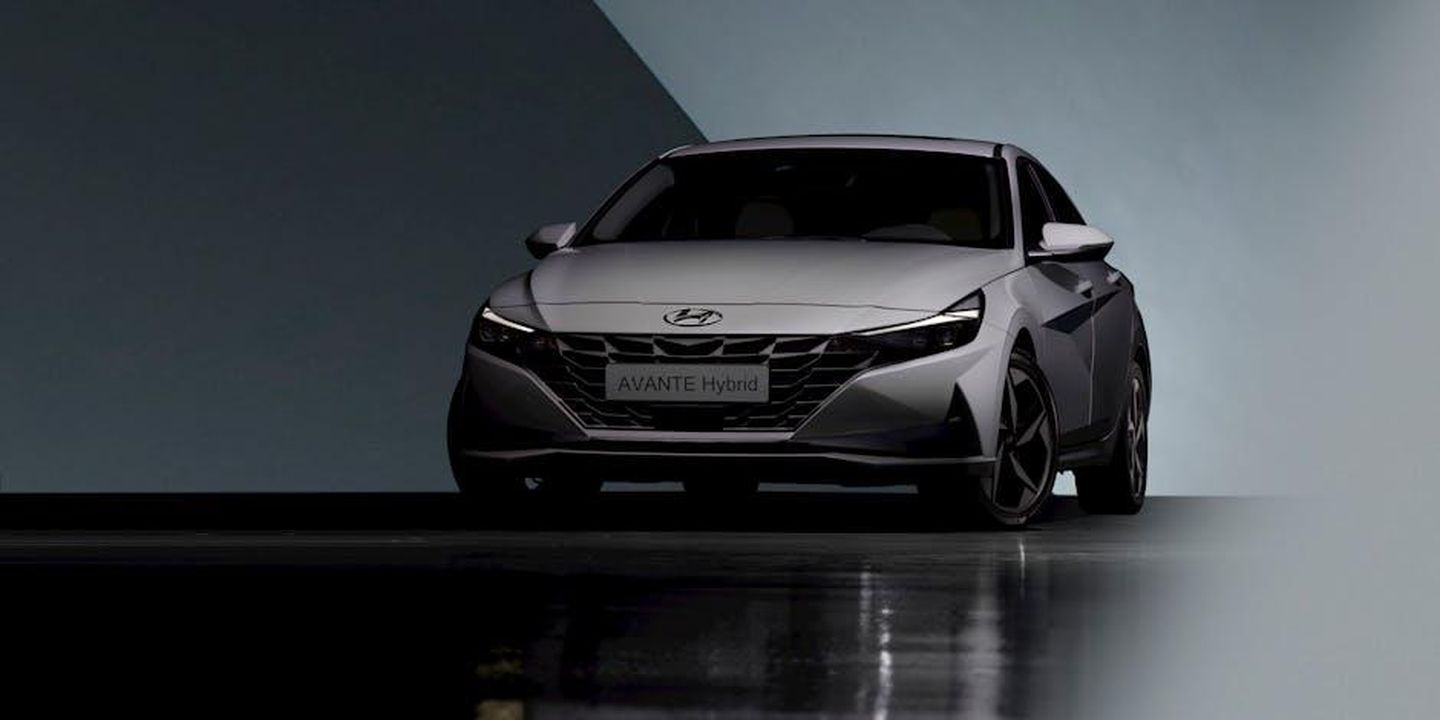 Cosa_sono_HEV_PHEV_e_BEV_8xmSKVhtev - Veicoli24 Source: Hyundai Motor Group - pexels - Sleek and modern Hyundai Avante Hybrid sedan displayed in a studio setting.