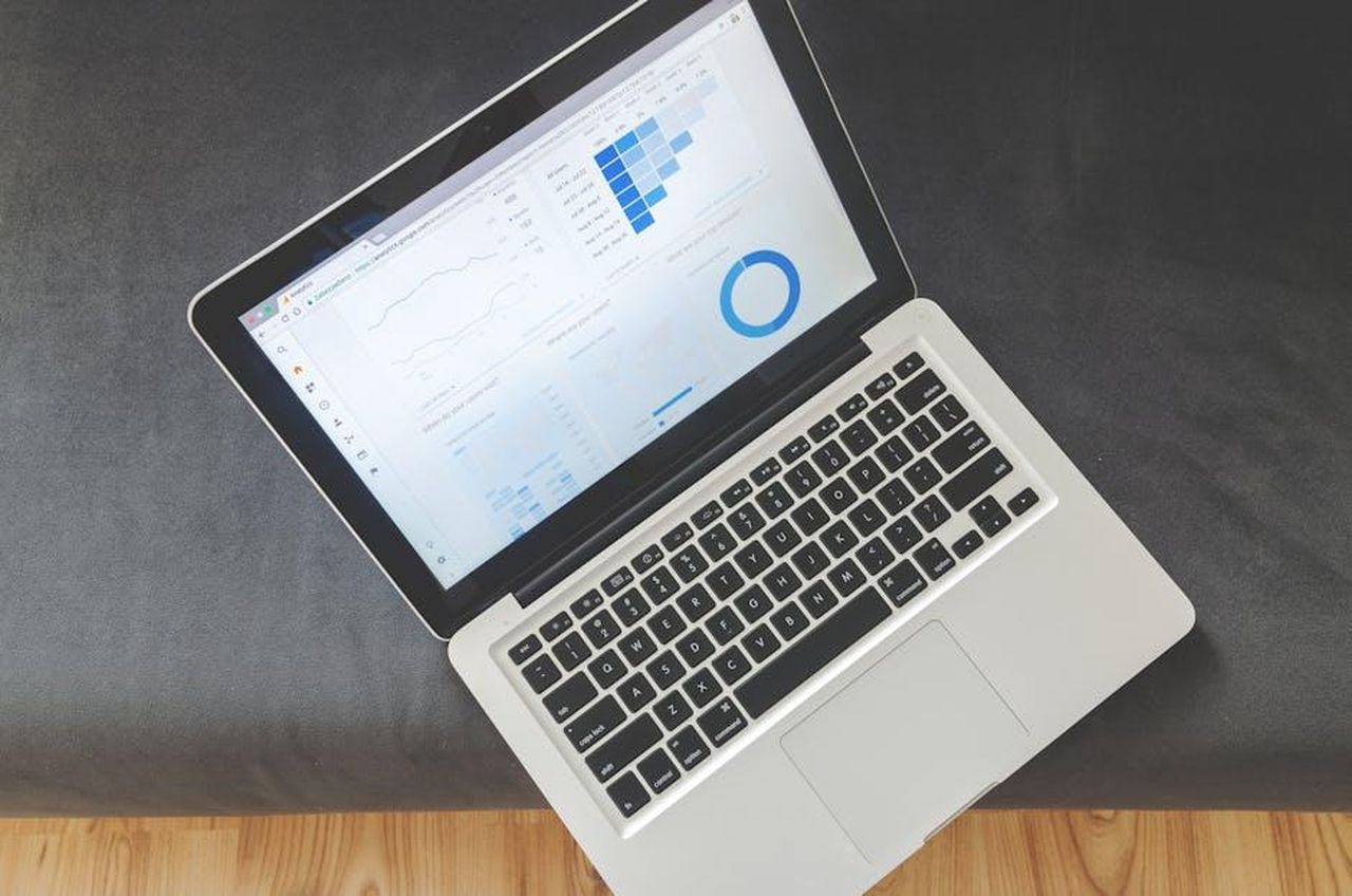 Costruzione_di_aziende_software_e_servizi_zhxm8vqwWo - Veicoli24 Source: Lukas - pexels - Overhead view of a laptop showing data visualizations and charts on its screen.