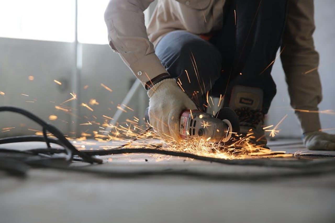 Costruzione_in_tempi_record_meno_di_12_mesi_5CWdBGUouk - Veicoli24 Source: Anamul Rezwan - pexels - A skilled industrial worker uses a grinder creating a burst of sparks indoors.