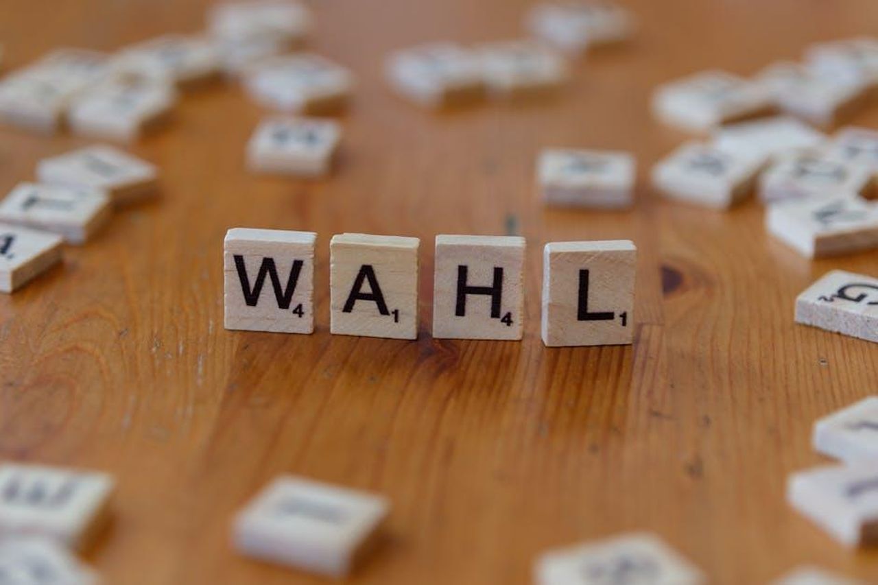 Cristiana_Capotondi_e_il_legame_con_Lancia_ghdmCK7gsp - Veicoli24 Source: Markus Winkler - pexels - Scrabble letter tiles forming 'WAHL' on a wooden table, close-up view.