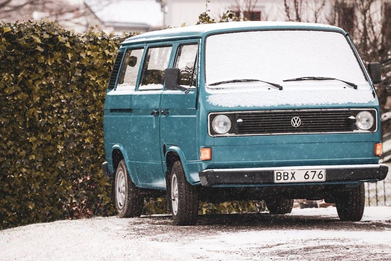 Data_di_annuncio_dei_vincitori_dei_World_Car_Awards_2025_ACGAQqknOZ - Veicoli24 Source: Efrem Efre - pexels - Classic Volkswagen van covered in snow, parked outdoors in Jönköping, Sweden.