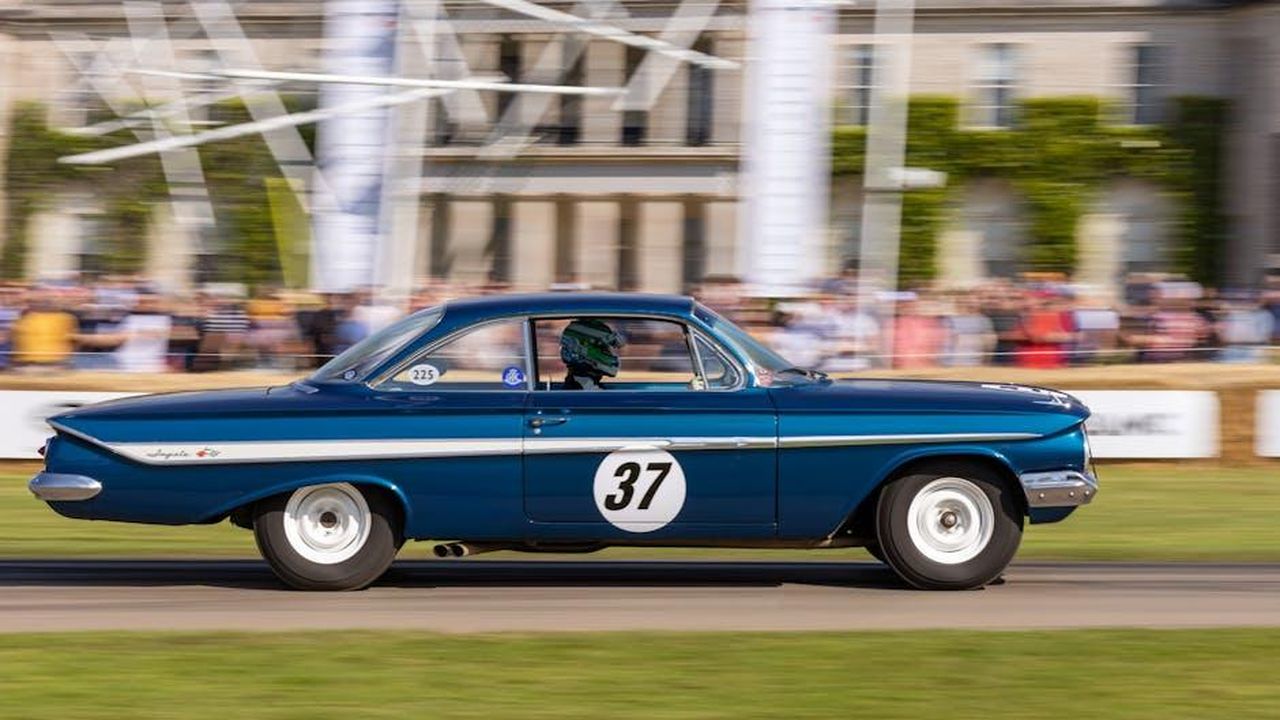 Debutto_ufficiale_al_Goodwood_Festival_of_Speed_YZKQljLTwO - Veicoli24 Source: Jack Gittoes - pexels - A vintage blue race car speeding at the Goodwood Festival of Speed in England.