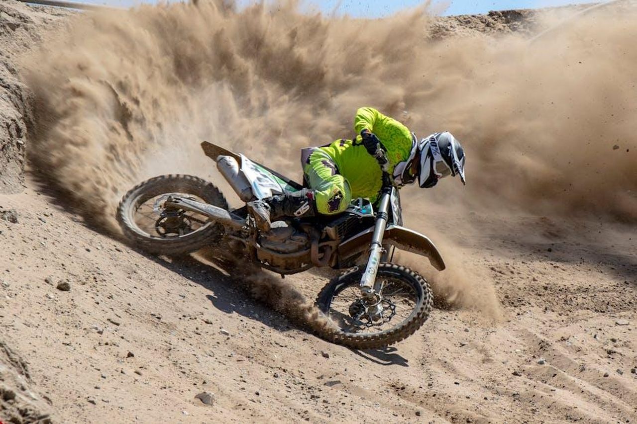 Design_classico_ispirato_alla_leggendaria_BMW_R_80_GS_ESKb0ghysz - Veicoli24 Source: Roger Lagesse - pexels - Thrilling dirt bike action in Cape Town's desert landscape. High-speed motocross adventure captured.