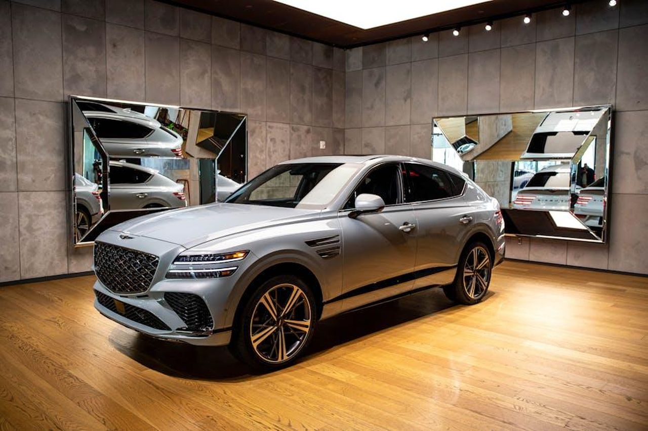 Design_e_dotazioni_premium_della_Junior_Ibrida_Q4_Yigvgvd5tP - Veicoli24 Source: Richard Harris - pexels - Chelsea Market — Genesis Showroom