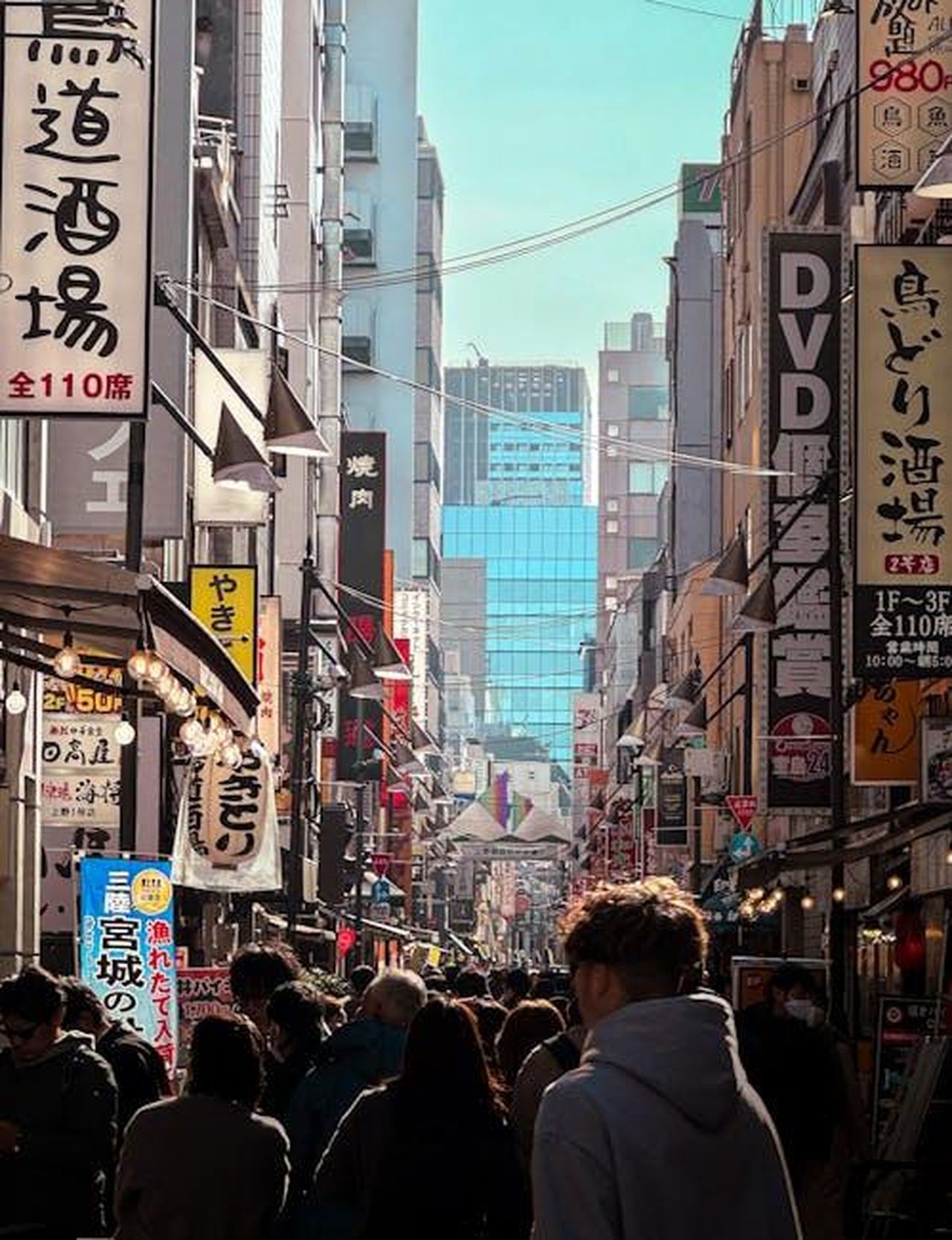 Dettagli_sulla_campagna_e_affissioni_3D_PpVmjp290K - Veicoli24 Source: Ceq We - pexels - Lively urban street in Tokyo with crowds and bright neon signs during the day.