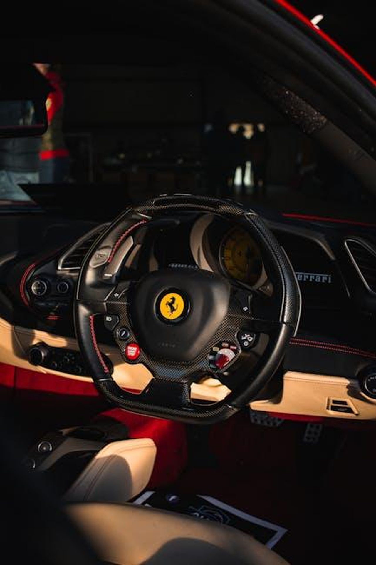 Dettagli_sulla_trazione_integrale_Q4_TPTsbfEkvn - Veicoli24 Source: txomcs - pexels - Close-up of a Ferrari sports car interior showcasing the luxury steering wheel and dashboard details.