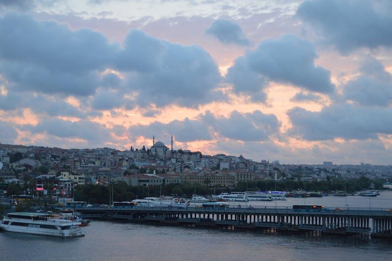 Dichiarazione_di_Alessio_Scutari_su_questa_iniziativa_HxRHvhsKUZ - Veicoli24 Source: Zehra Ağdeniz - pexels - A breathtaking view of Istanbul's skyline with boats, reflecting the cityscape during twilight.