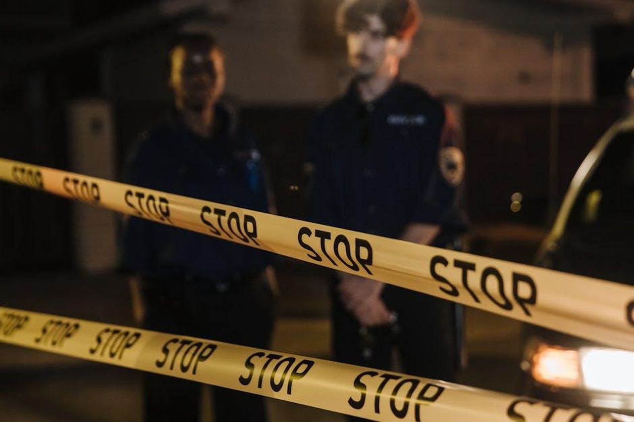 Dichiarazioni_dei_dirigenti_FIA_BmS8YjuQSY - Veicoli24 Source: cottonbro studio - pexels - Two police officers standing behind a stop tape at night, scene partially illuminated by car headlights.