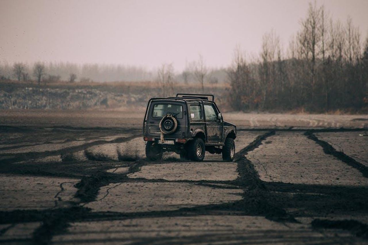Difficolt_per_i_piloti_Fourmaux_e_Neuville_5Kn3Schnqp - Veicoli24 Source: Janusz Walczak - pexels - SUV navigating through muddy terrain in a misty setting, showcasing adventure.