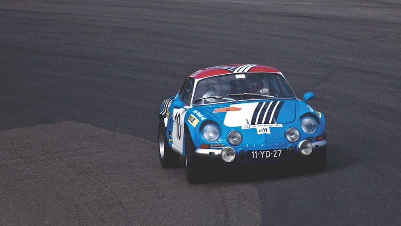 Dinamica_di_guida_con_trazione_integrale_Q4_t4BWTfCdXQ - Veicoli24 Source: Matthias Zomer - pexels - A classic blue vintage sports car racing on a track, showing speed and elegance.
