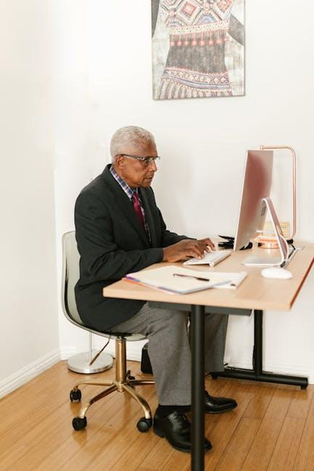 Dirigenti_e_VP_pensionamenti_e_trasferimenti_H59hKgQU3F - Veicoli24 Source: RDNE Stock project - pexels - Elderly man in suit typing on desktop in an office setting. Professional workspace.