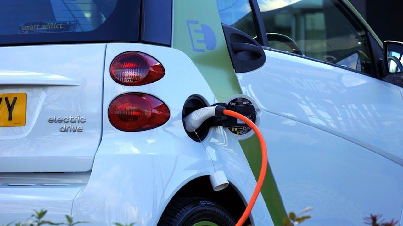 Domande_comuni_sui_veicoli_elettrici_k0eP1nDz1e - Veicoli24 Source: Mike Bird - pexels - Close-up of an electric car being charged, highlighting eco-friendly transportation.
