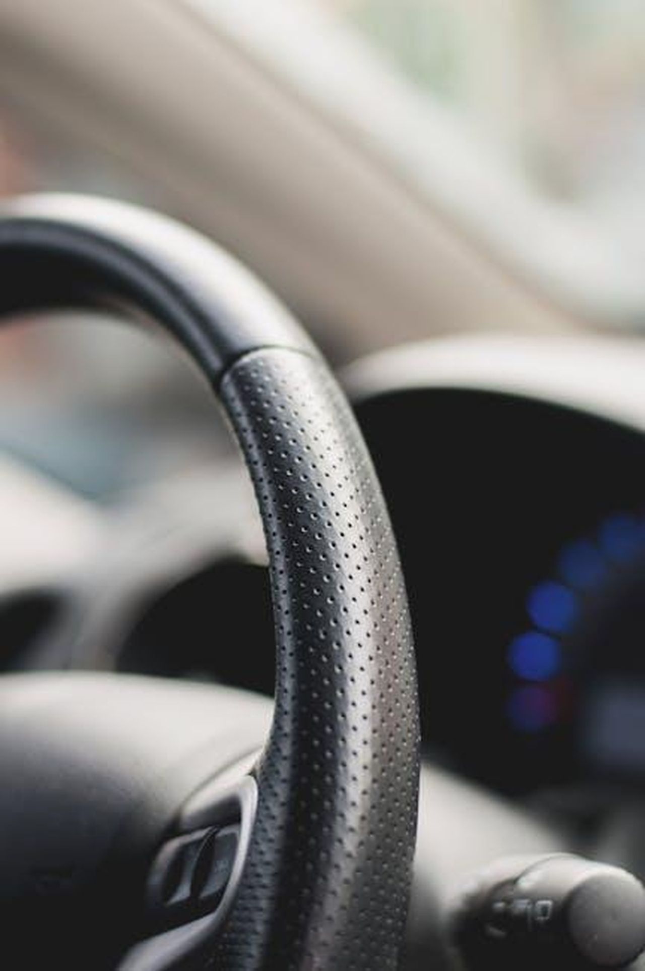 Dove_viene_prodotta_la_Lucid_Air_X92oftWPKS - Veicoli24 Source: Scott Webb - pexels - Detailed close-up of a car's leather steering wheel highlighting interior design elements and craftsmanship.