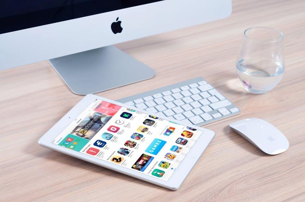 Download_KKWQAtarS5 - Veicoli24 Source: Pixabay - pexels - Sleek home office setup featuring an iMac and iPad showcasing apps.
