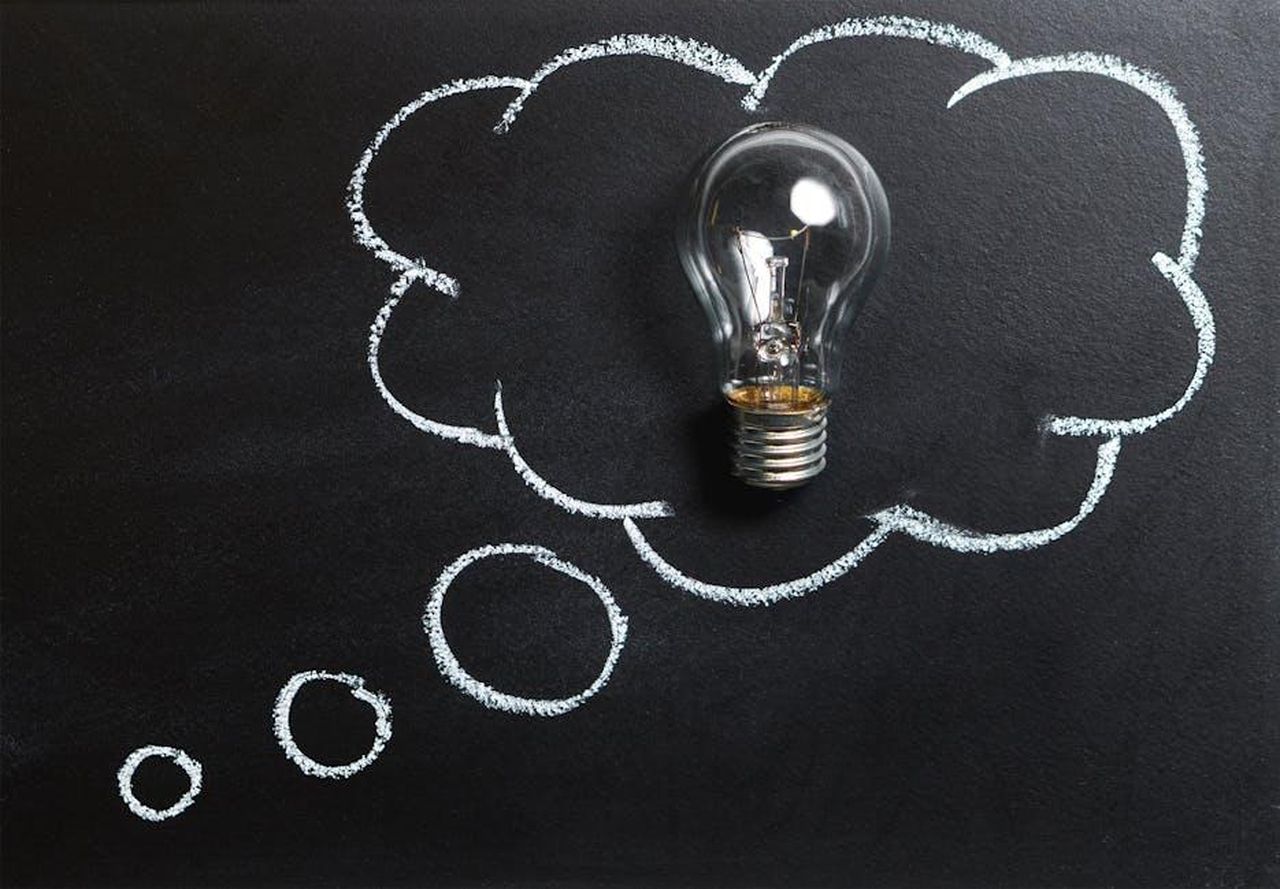 Dream_team_competenze_umane_e_strumenti_IA_e0hGHre9Kt - Veicoli24 Source: Pixabay - pexels - Light bulb laying on chalkboard with drawn thought bubble, symbolizing creative ideas.