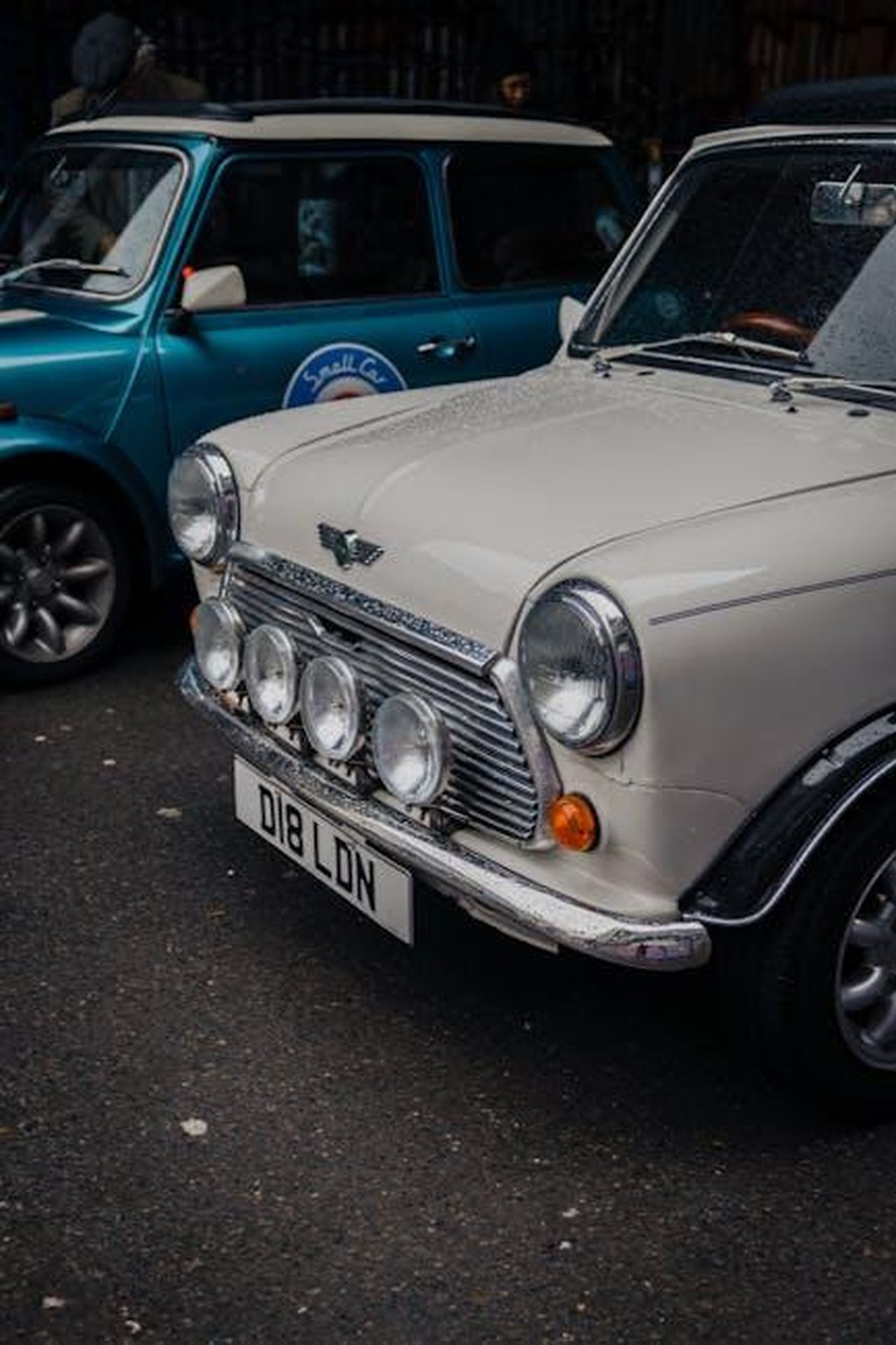 Eccellente_Top_rating_da_Euro_NCAP_per_i_modelli_MINI_Cooper_elettrici_R6BkH6e0EN - Veicoli24 Source: Gonzalo Facello - pexels - Close-up of vintage Mini Cooper cars parked, showcasing their classic style and design.