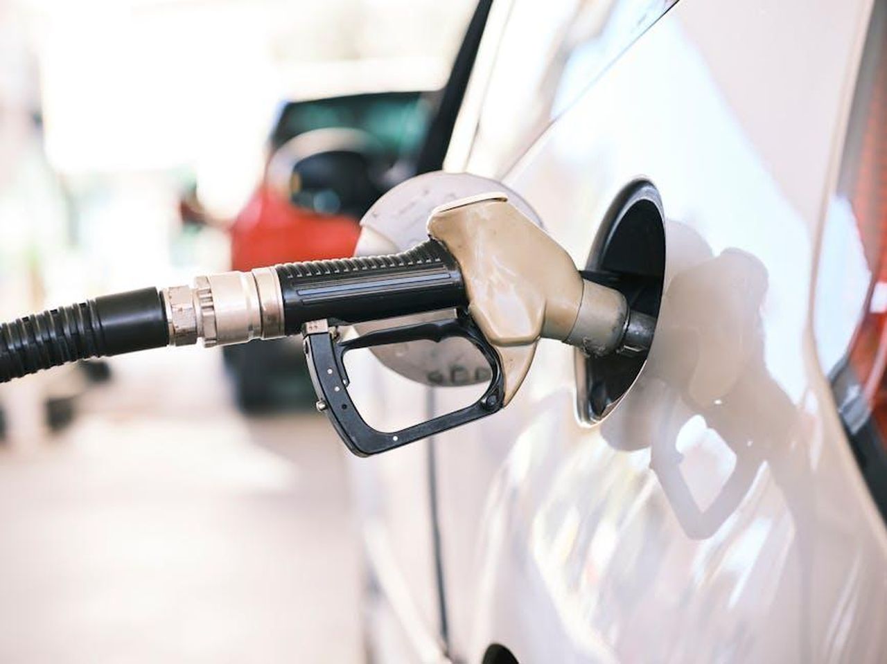 Economia_di_carburante_della_Lucid_Air_2025_D47N98kq6N - Veicoli24 Source: Engin Akyurt - pexels - Fuel nozzle inserted in car at a gas station, close-up view emphasizing energy and transportation themes.