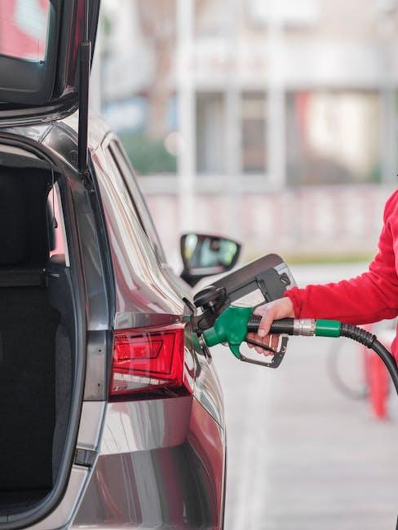 Economia_di_carburante_ncfx1VG5lZ - Veicoli24 Source: Engin Akyurt - pexels - Close-up of a person refueling a vehicle at a gas station with a green fuel pump.