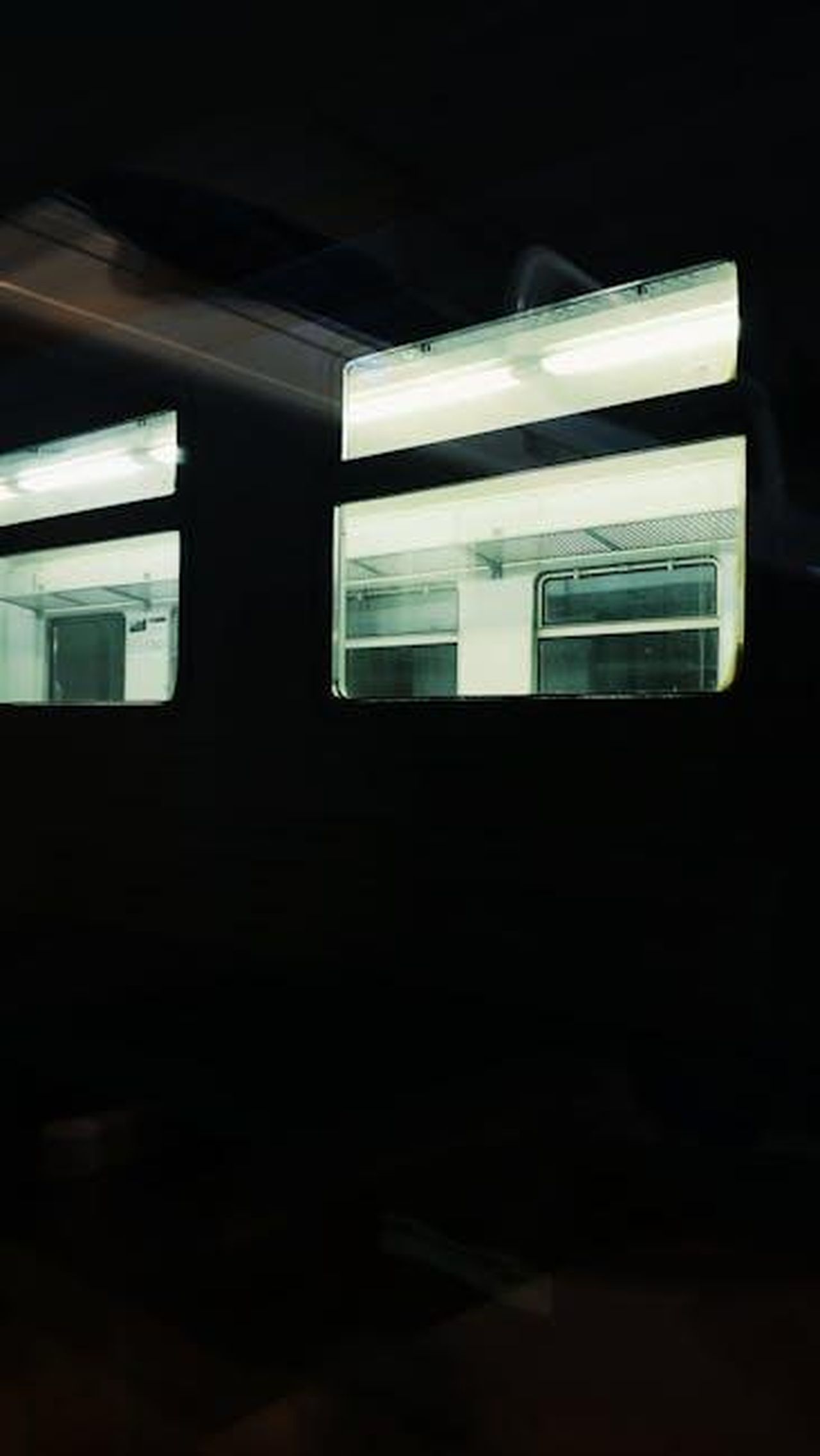 Emissioni_di_CO2_e_consumo_hsAa28vgi9 - Veicoli24 Source: Inga Seliverstova - pexels - View through glass window on dark empty train with illuminated windows in evening time