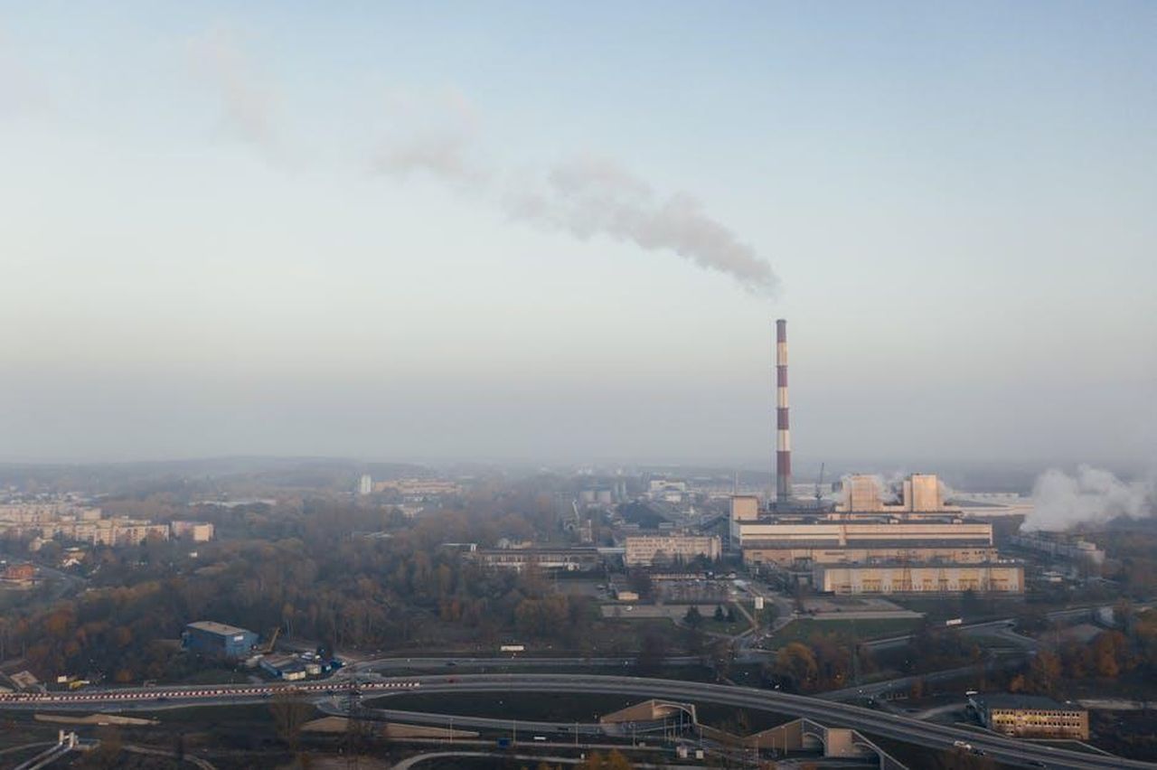 Emissioni_di_CO2_e_consumo_sPGgSgDd9Q - Veicoli24 Source: Marcin Jozwiak - pexels - Aerial shot of a power plant emitting smoke, highlighting urban air pollution and industrial impact.