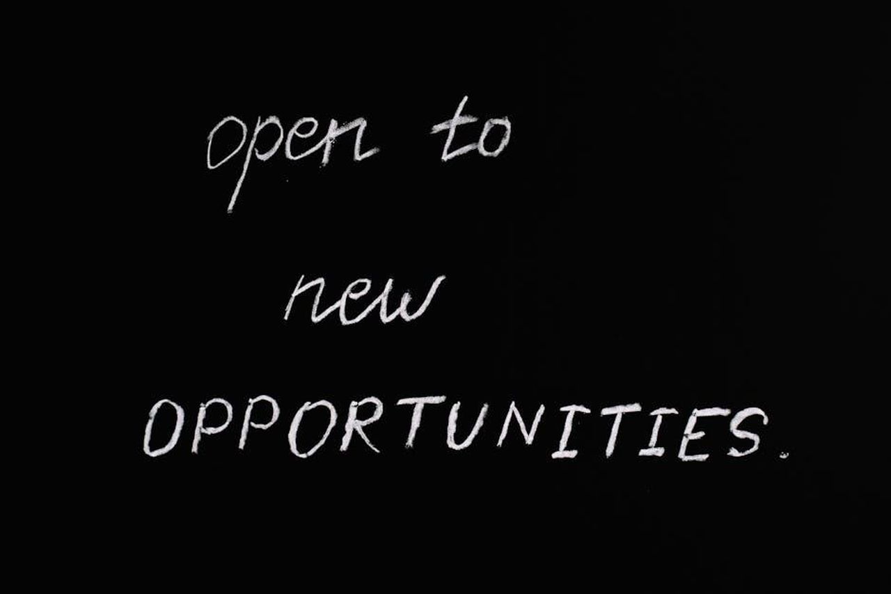 Espansione_del_programma_e_opportunit_future_Ybz0quubKk - Veicoli24 Source: Anna Tarazevich - pexels - Blackboard with motivational quote 'Open to New Opportunities' in chalk writing.