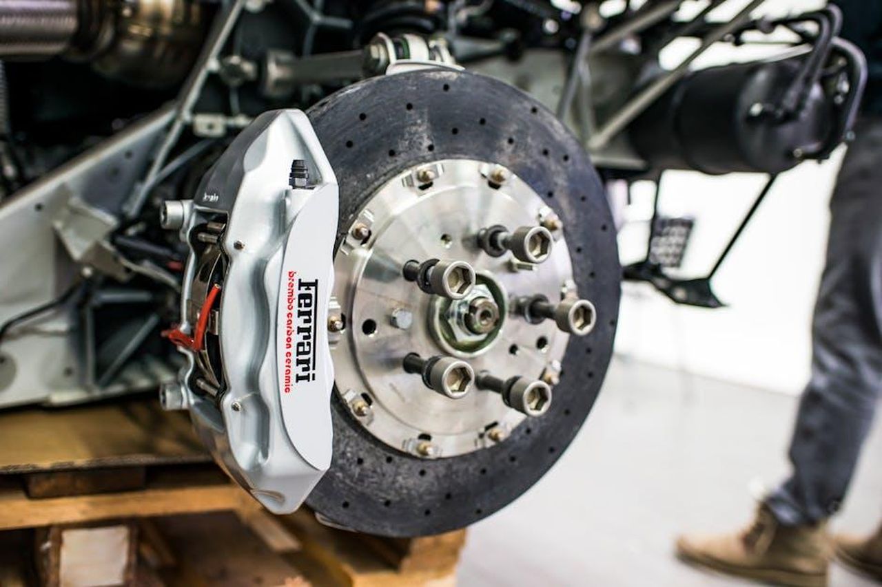 Espansione_della_capacit_produttiva_automobilistica_jOThjwv2SA - Veicoli24 Source: Lex Ger - pexels - Detailed view of disc brake and caliper on a high-performance car, emphasizing precision and technology.