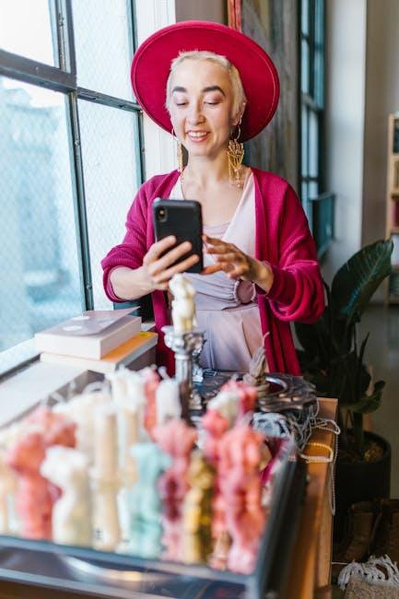 Espansione_della_carrozzeria_a_Neutraubling_gBWyNbiAGL - Veicoli24 Source: RDNE Stock project - pexels - Woman photographing unique candles for her small business using a smartphone indoors.