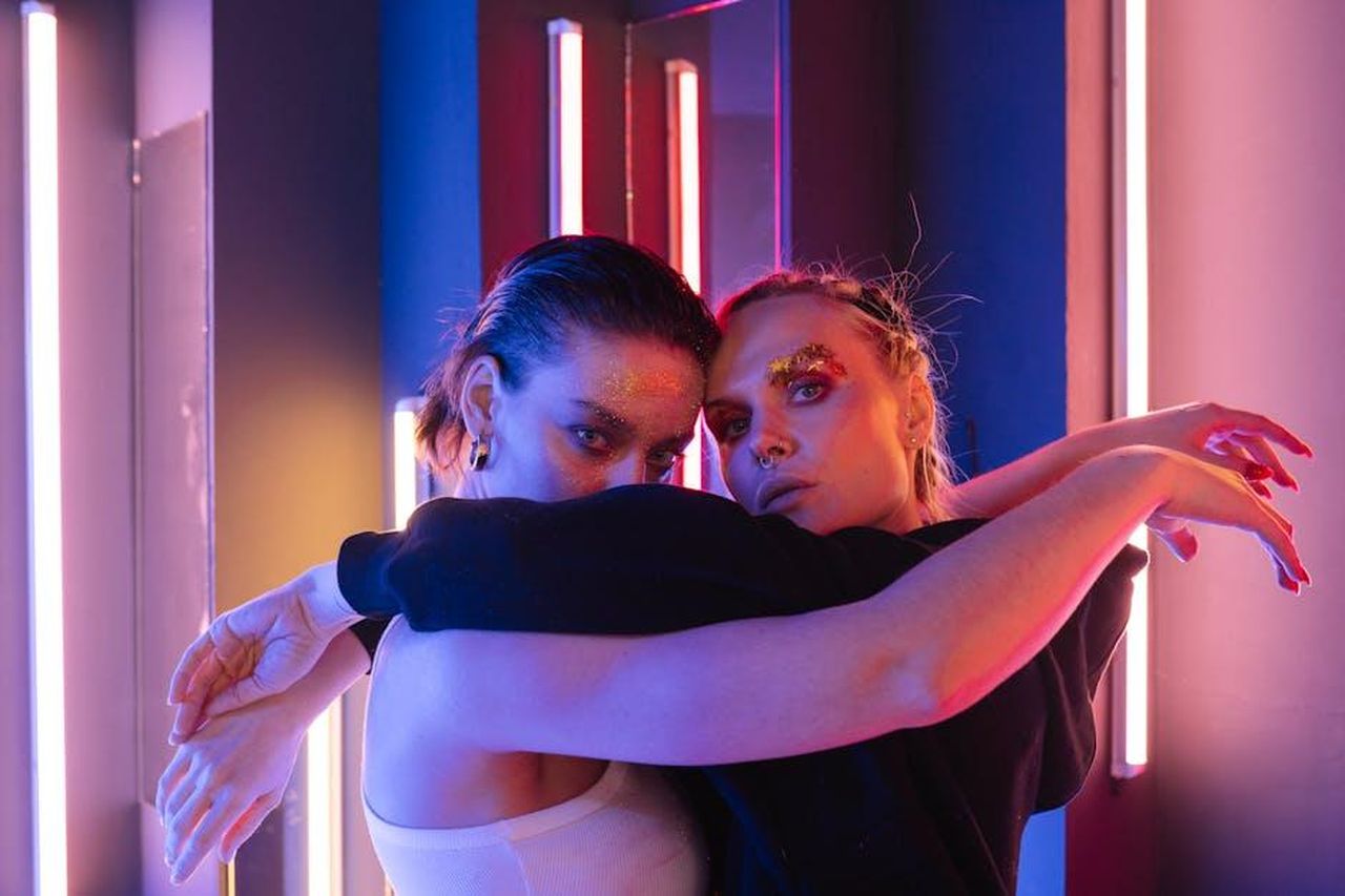 Espansione_della_famiglia_Abarth_elettrica_7Q0thSEIUU - Veicoli24 Source: Yan Krukau - pexels - Two models in neon-lit studio embracing with bold glitter makeup
