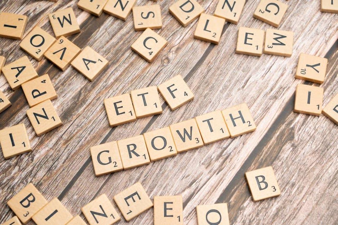 Espansione_di_SAPA_in_Sud_America_J59XuqT0H7 - Veicoli24 Source: Markus Winkler - pexels - Wooden tiles spelling ETF growth on a wooden surface, symbolizing investment strategy.