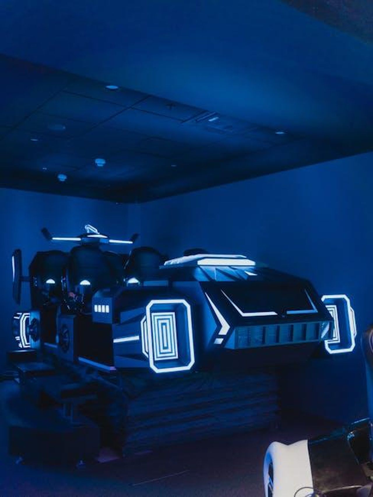 Esperienza_digitale_iperpersonalizzata_con_MBUX_1OLqtx8oes - Veicoli24 Source: Tima Miroshnichenko - pexels - Immersive arcade simulator with neon lights creating a blue futuristic ambiance.