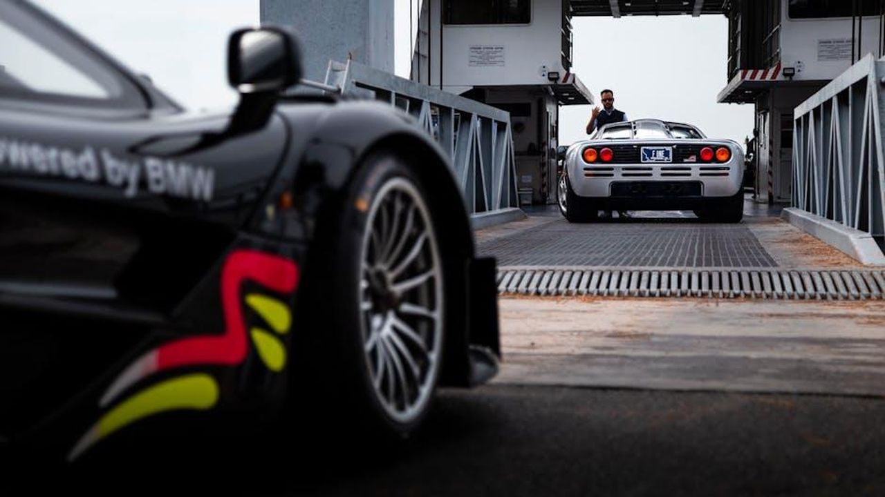 Esperienze_esclusive_al_lago_di_Garda_e_a_Stoccarda_AuARo6kEAe - Veicoli24 Source: Quentin Martinez - pexels - Two McLaren supercars on a ferry, capturing the thrill of a road trip in the Italian Alps.