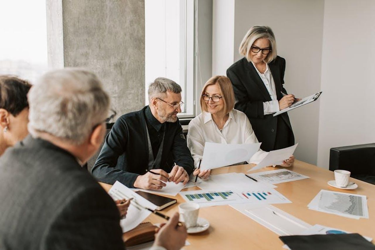 Executives_che_lasciano_lincarico_64lCYpNahN - Veicoli24 Source: Vlada Karpovich - pexels - A diverse group of business professionals engaged in a strategic meeting.