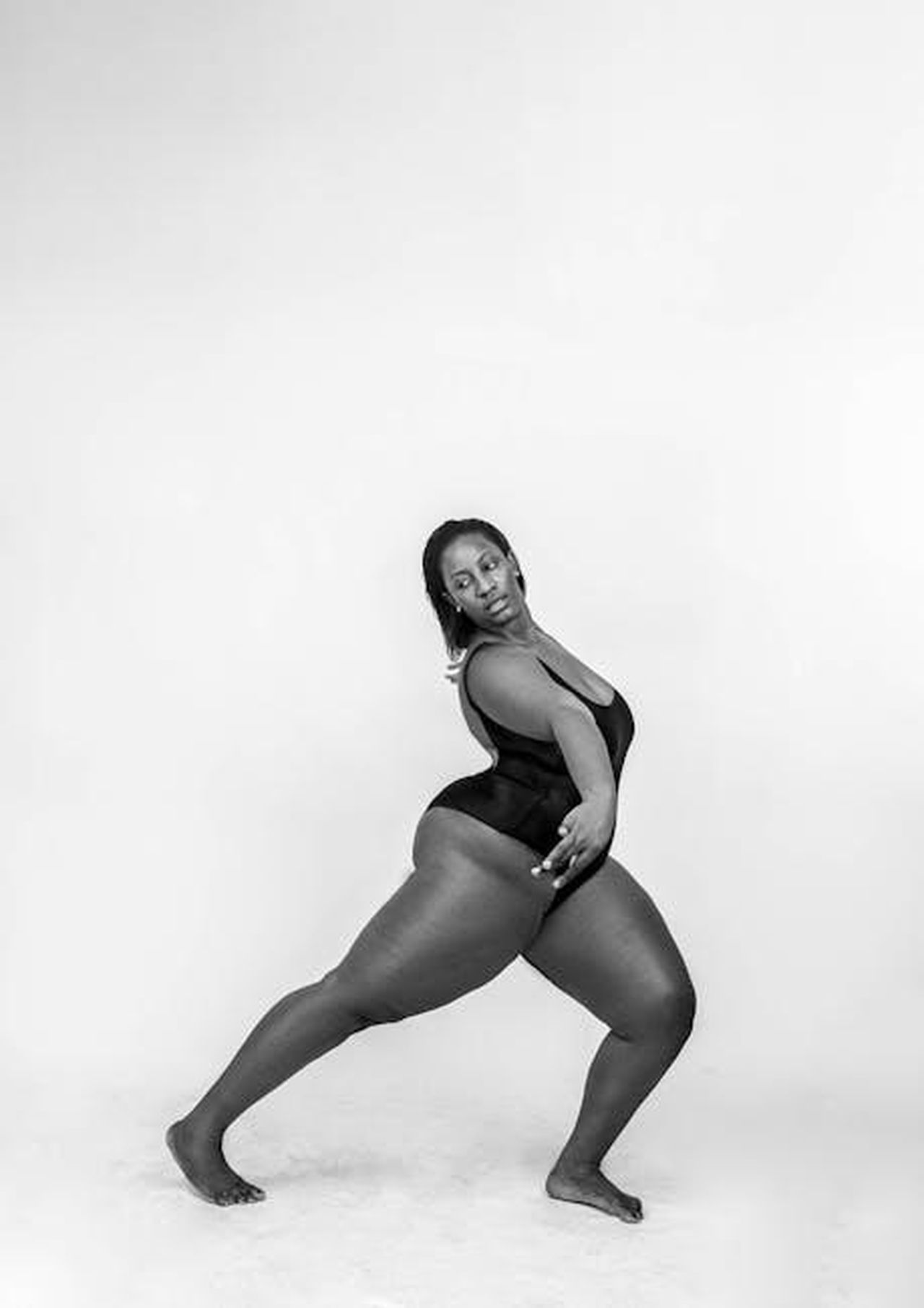 Flusso_di_Cassa_Libero_6XPAx0IwtZ - Veicoli24 Source: Jennifer Enujiugha - pexels - Black and white photo of a female model posing gracefully in a swimsuit.