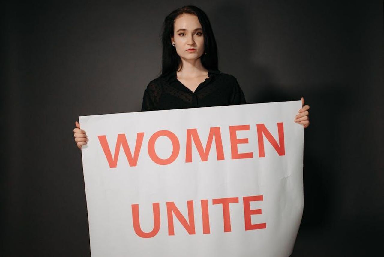 Fourmaux_pronto_a_ripartire_Ja26L3kk40 - Veicoli24 Source: Pavel Danilyuk - pexels - A woman holding a 'Women Unite' sign promoting feminism and equality.