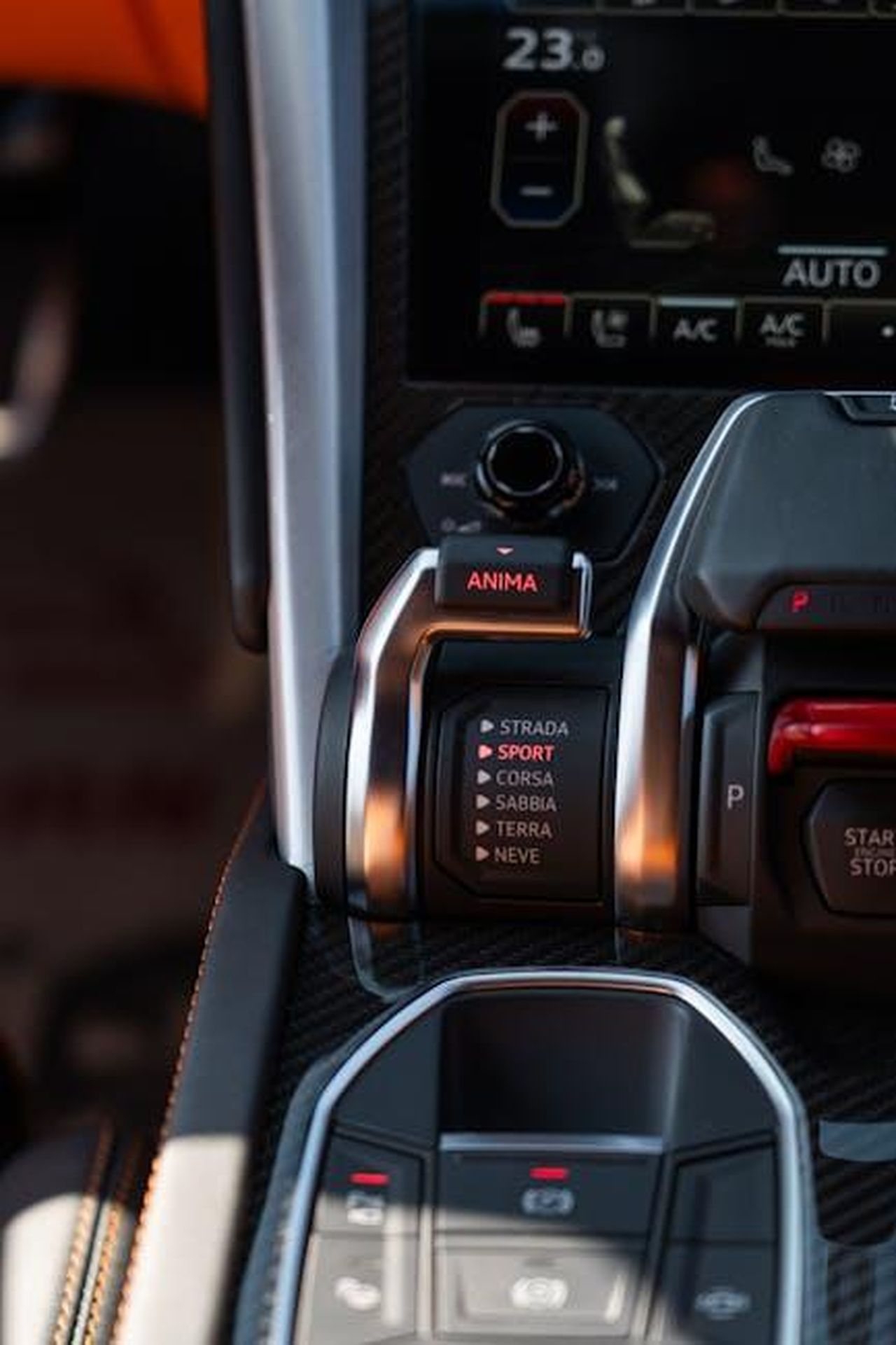 Funzionalit_del_selettore_DNA_6FlqkF6ONy - Veicoli24 Source: 04iraq - pexels - Close-up of a Lamborghini Urus interior showcasing gear controls and luxury design elements.
