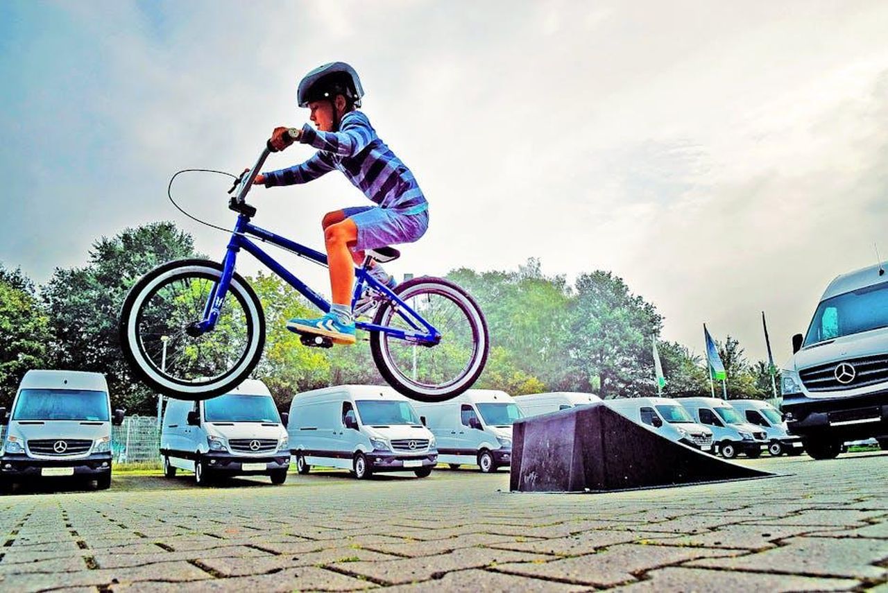 Futuro_della_gamma_di_furgoni_Mercedes_iUdowhtcwu - Veicoli24 Source: Dietmar Janssen - pexels - Young boy performing a BMX stunt at an outdoor parking area in Germany.
