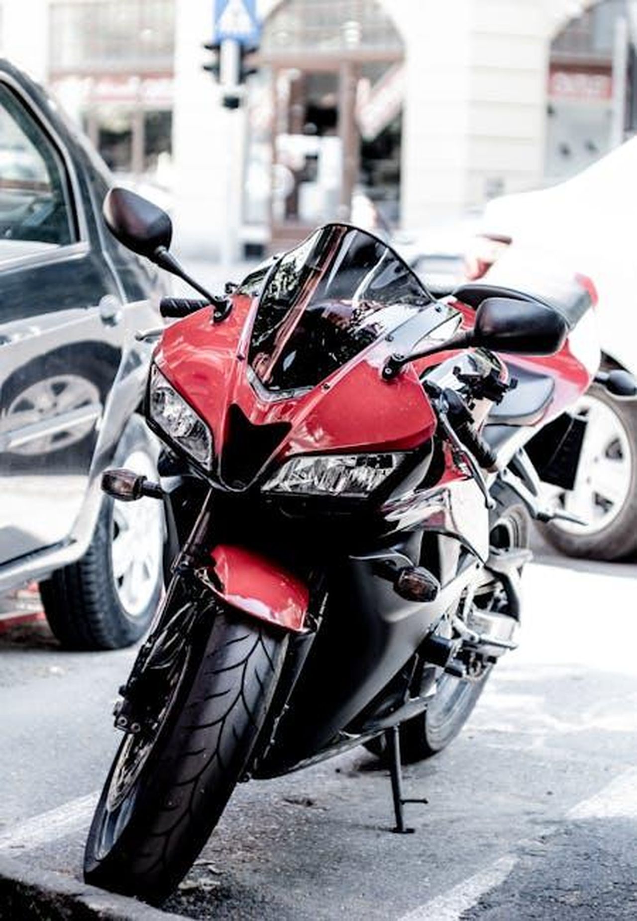 Futuro_incerto_per_il_Honda_Prologue_bM4R9AHEoc - Veicoli24 Source: Adrian Frentescu - pexels - A sleek red Honda motorcycle parked on an urban street, showcasing modern design.