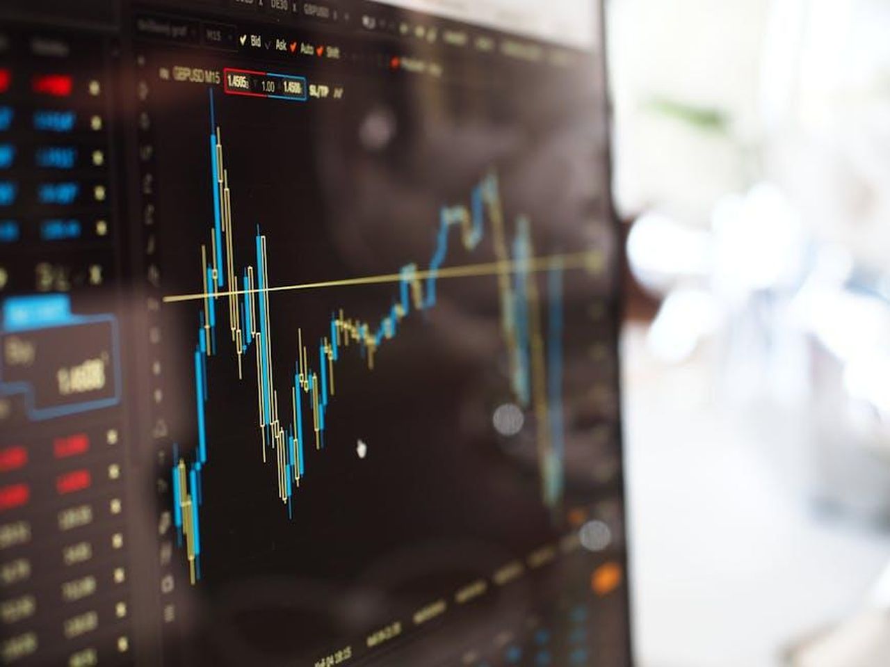IA_e_HI_chi_comanda_MClRDWXkOs - Veicoli24 Source: energepic.com - pexels - Detailed view of financial trading graphs on a monitor, illustrating stock market trends.