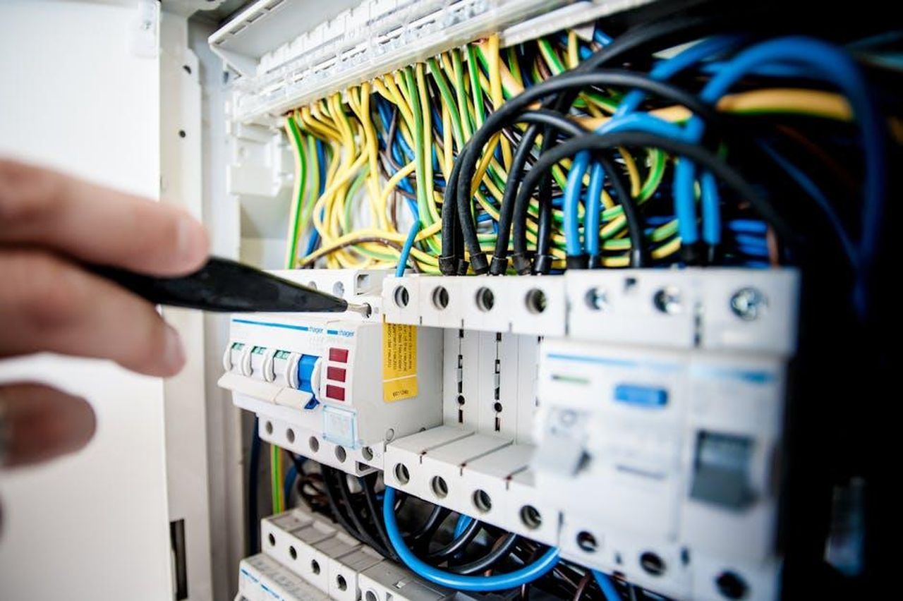 I_modelli_attuali_di_MINI_Cooper_Electric_offrono_la_massima_sicurezza_kI7qT3haHM - Veicoli24 Source: Pixabay - pexels - Hand of electrician working on a circuit breaker panel with colorful wires, ensuring safe electrical connections.