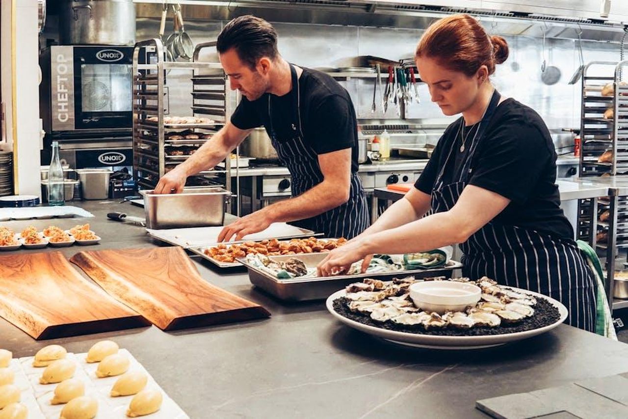 I_protagonisti_di_Drive_Essence_chef_stellati_e_brand_ambassador_HpmuyjMvUr - Veicoli24 Source: Elle Hughes - pexels - Two chefs working together in a professional kitchen, preparing gourmet dishes with precision.